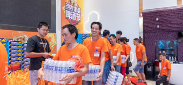 铭品装饰举行『产业工班月度会议』，为最美产业工人颁奖典礼，送上清凉饮品