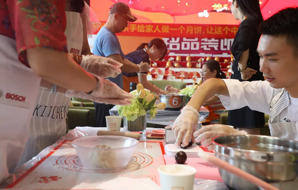 铭品现场做月饼