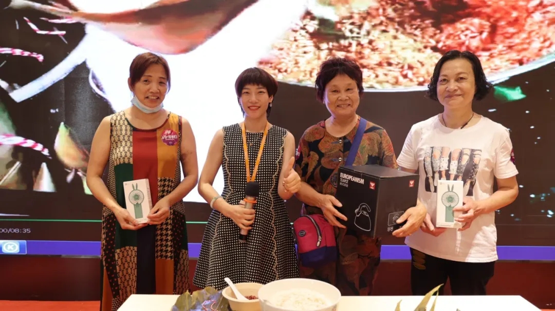 杭州装修公司铭品装饰端午节活动包粽子环节获得奖品