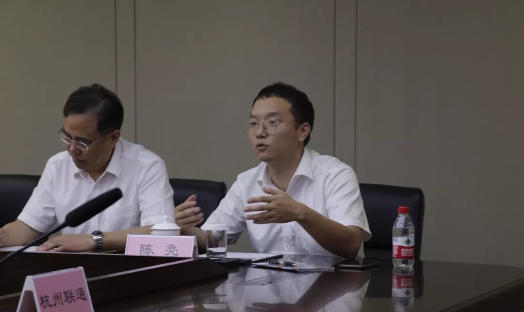 杭州联通市场部副总经理陈亮（右一）
