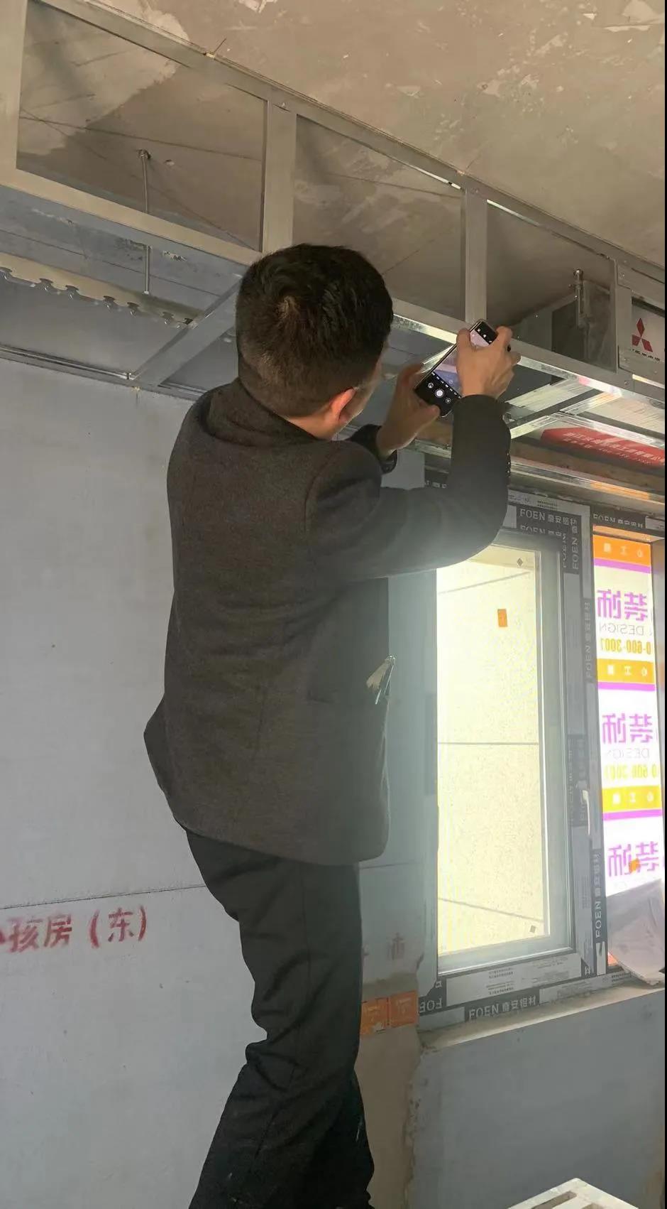 杭州装修公司工程中心副总经理付总现场测量尺寸