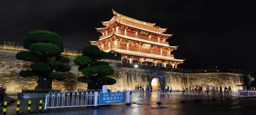 潮州古城楼的夜景，倒映一江水，如诗如画。