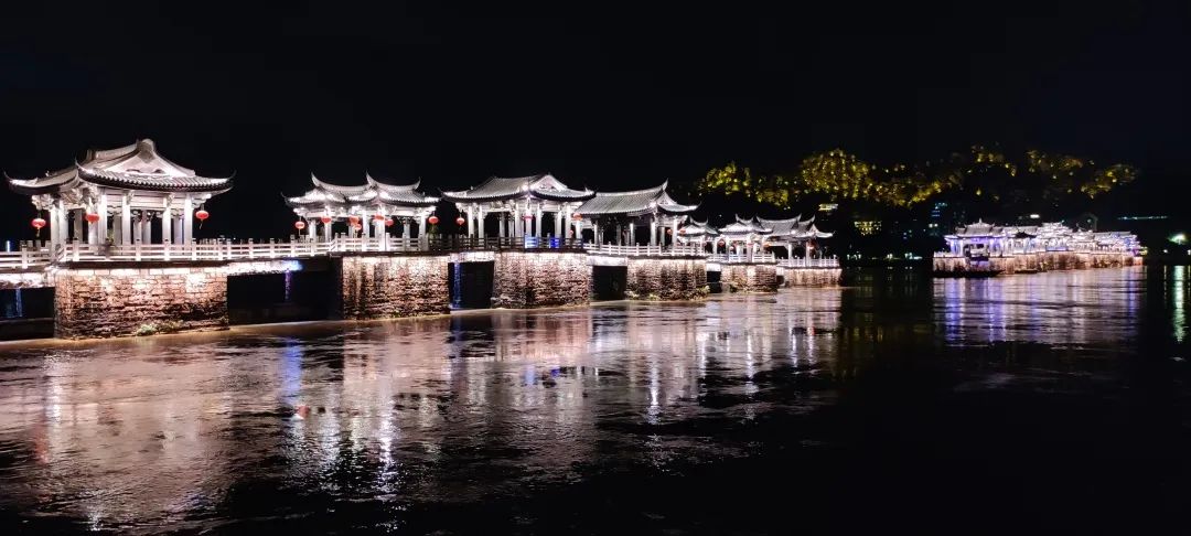 潮州古城楼的夜景，倒映一江水，如诗如画。